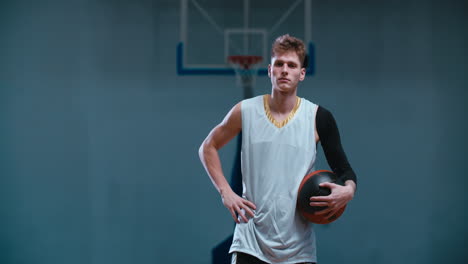 Retrato-De-Medio-Cuerpo-De-Un-Jugador-De-Baloncesto-Caucásico-Posando-Con-Una-Pelota-En-El-Interior.-4k-Uhd